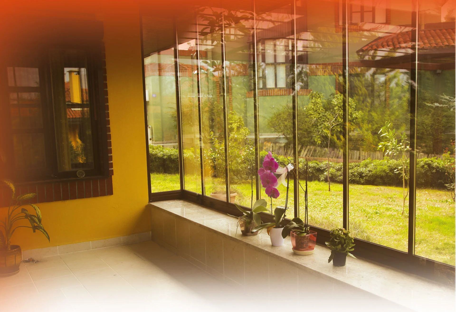 Manzaralı aydınlık balkon yaşam alanı
